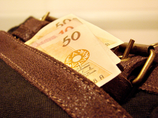 bankovky založené v peněžence u kalhot